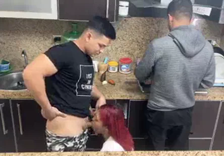 Il faut que tu d&eacute;couvres le go&ucirc;t de ton jus de bite, ch&eacute;rie.