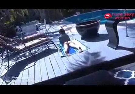 Cette jeune femme asiatique se fait enculer par son partenaire, qui samuse visiblement beaucoup.